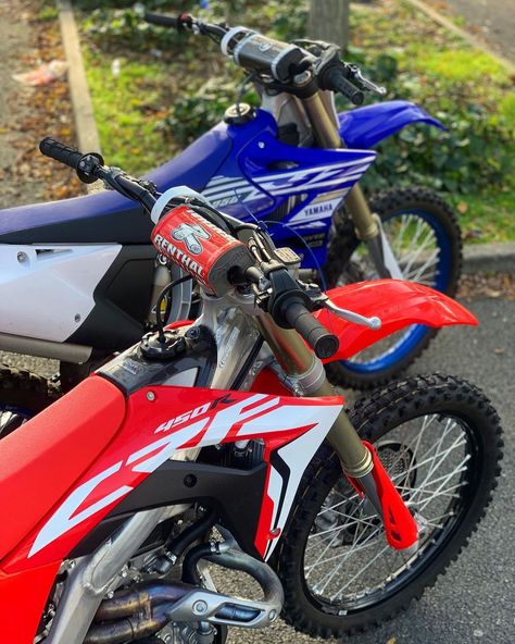 LMCDN - Bike Life Cross bitume on Instagram: “❤️ou💙” Dirt Bike Wheelie, Moto Cross Yamaha, Cross Moto, Ktm Motocross, Motocross Girls, Enduro Motocross, Motocross Love, Cool Dirt Bikes, Image Moto