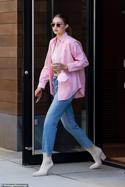 Pink Shirt Outfit, Gigi Hadid Street Style, Gigi Hadid Outfits, Looks Jeans, Gigi Hadid Style, Skandinavian Fashion, Oxford Shirts, Denim On Denim, Hadid Style