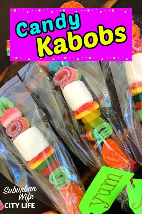 How To Make Lollipop Candy Kabobs, Diy Candy Sticks, Sour Candy Gift Ideas, How To Make Candy Kabobs Diy, Halloween Candy Kabobs Diy, How To Make A Candy Kabob, Candy On A Stick Ideas, Candy Kabobs Birthday, Birthday Kabobs