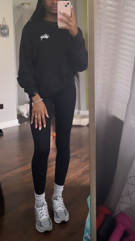 Essential Hoodie Outfits For Women, Outfits Ideas Black Women, Cute Easy Outfits For School, New Balance Outfit, Black Leggings Outfit, Chill Fits, Cute Lazy Day Outfits, Cute Lazy Outfits, Swag Outfits For Girls