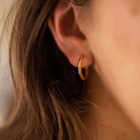 Minimalistic Jewelry Earings, Gold Dainty Earrings Simple, Everyday Ear Rings, Simole Gold Earrings, Brandy Melville Gold Hoop Earrings, Gold Hoop Earrings Aesthetic, Hoop Earrings Aesthetic, Thick Gold Hoop Earrings, Thick Gold Hoops