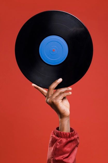 Hand holding vinyl Free Photo | Free Photo #Freepik #freephoto #music #hand #man #red Vynil Aesthetic Photo, Musica Aesthetic, Retro Music Poster, Vinyl Aesthetic, Vinyl Poster, Old Vinyl Records, Music Festival Poster, Retro Background, Music Backgrounds