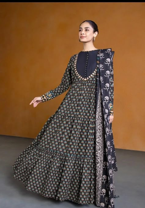 Lawn Long Frock Design, Formal Frocks For Women, Printed Long Frocks, Lawn Frock Design, Yoke Designs, Winter Dress Designing, Frock Suit Design, Cotton Printed Anarkali, Summer Abaya