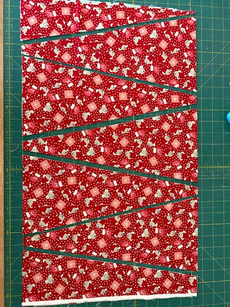 Tree Skirts Christmas Free Pattern Quilted, Easy Christmas Tree Skirt, Christmas Tree Skirts Patterns Free Easy, Xmas Tree Skirts Ideas, Quilted Tree Skirt Pattern Free, Christmas Tree Skirts Patterns Free, Tree Skirt Pattern Free, Sew For Christmas, Diy Tree Skirt