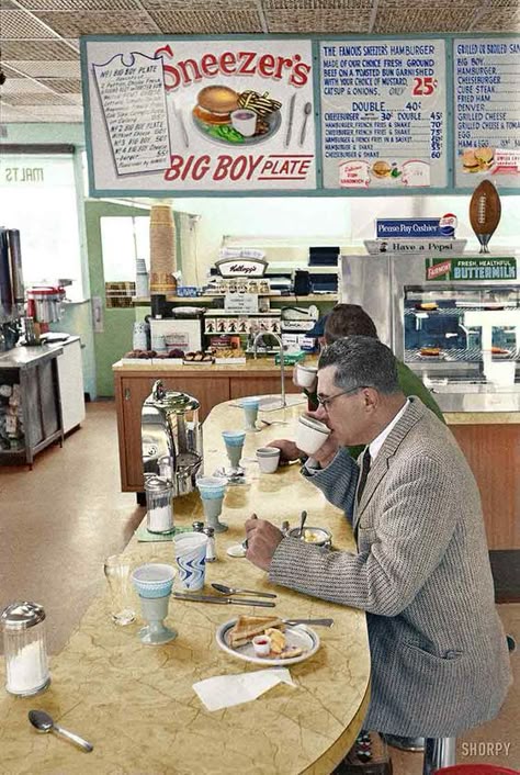 "Packers coach Vince Lombardi at lunch counter." Photo by Frank Bauman for the Look magazine assignment "The Packers Pay the Price. Diner Aesthetic, Hollywood Vintage, Green Bay Wisconsin, Vintage Diner, American Diner, Vince Lombardi, Mixed Media Photography, Creative Photography Techniques, Vintage Restaurant