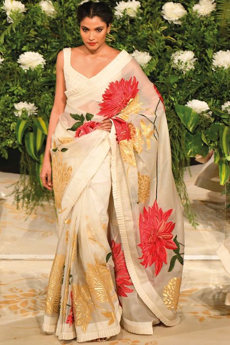 Buy Chanderi Silk Saree With Blouse by Rohit Bal at Aza Fashions Saree Drape, Floral Sarees, Classy Blouses, Saree Draping Styles, Indian Sari Dress, Floral Print Sarees, Saree Floral, Sari Dress, Rohit Bal