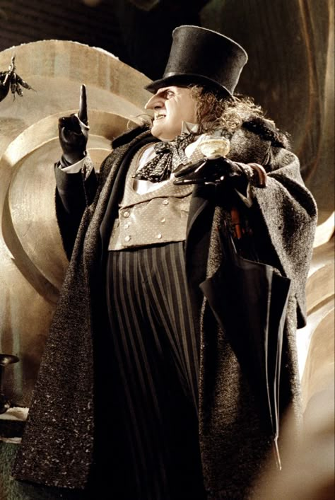 Danny DeVito Penguin The Penguin Wallpaper, Penguin Costume Batman, Couple Costume Party, Oswald Cobblepot Fanart, Danny Devito Penguin, Batman Villain Costumes, Batman Returns Penguin, Batman Makeup, Skunk Train