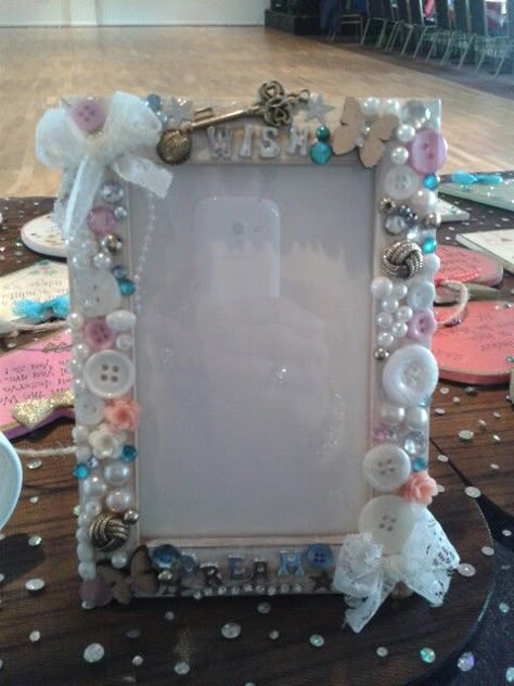 Shabby chic picture frame Photo Frame Aesthetic Diy, Decorating Photo Frames, Decorate Frames Ideas, Picture Frame Scrapbook, Cute Diy Picture Frames, Beaded Frames Diy, Decorate Picture Frames Diy, Decorated Photo Frames, Decorated Frames Diy