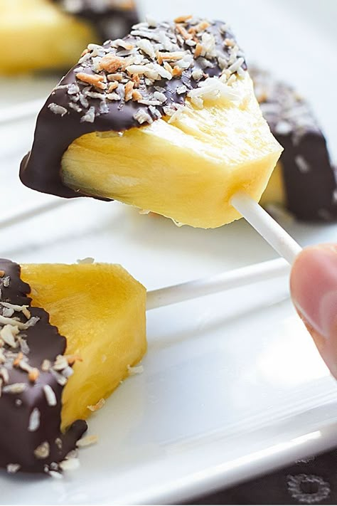 Pineapple Chocolate Coconut Pops — You’ll love the juicy goodness of pineapple and combining it with the lush bittersweet taste of dark chocolate and crisp coconut. Chocolate Covered Pineapple, Pineapple Chocolate, Pineapple Party, Hawaiian Party, Snacks Für Party, Chocolate Coconut, Luau Party, Fruit Recipes, Healthy Dessert