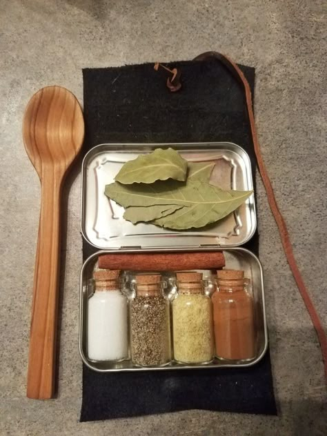 Adventure Gear Herbalist, Bushcraft Woman, Wilderness Survival Kit, Bushcraft Aesthetic, Bushcraft Kitchen, Apocalypse Food, Bushcraft Food, Bushcraft Cooking, Bushcraft Backpack