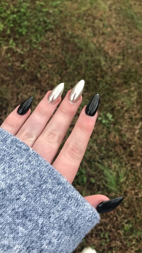 Black and chrome😻😻 Black Chrome Powder Nails, Chrome Black Nails Designs, Black White Chrome Nails, Matte Black And Chrome Nails, Black Silver Chrome Nails, Black And White Chrome Nails, Black And Silver Chrome Nails, Black And Chrome Nails, Black Chrome Nails