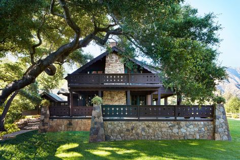 Anne Hathaway and Adam Shulman Reveal Their California Country Home | Architectural Digest Modern Chalet, Bloomsbury Group, San Ysidro, Swiss Chalet, Scenic Wallpaper, Casa Country, Chalet Style, Ellen Pompeo, Deck Railing