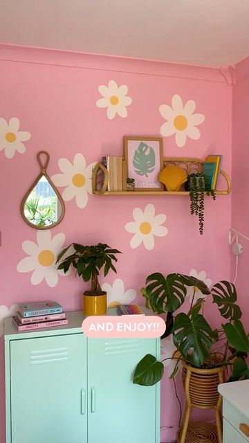 Cubby on Instagram: "Check out how to paint the most perfect daisies on a wall with @homewithhelenandco 🤩 Video: @homewithhelenandco" Wall Cute Painting, Painting My Room Ideas, Paint The Walls Ideas, Pastel Room Wall Paint, Wall Painting On Pink Wall, Daisies Painted On Wall, Paint Of Wall, Art Wall Bedroom Paint, Girly Wall Paint Ideas