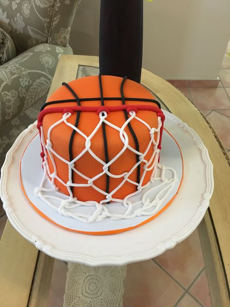 Basketball And Baseball Cake, Basketball Ice Cream Cake, Basketball Theme Birthday Party Food, Basketball Graduation Cake, Basketball Cakes For Boys, Basketball Birthday Cake Ideas, Basketball Cakes Ideas, Basketball Theme Birthday Cake, Basketball Cake Design Birthday