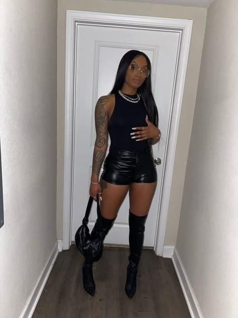 Leather Shorts Outfit, Black Boots Outfit, Club Outfits For Women, Dressy Casual Outfits, Cute Birthday Outfits, Club Fits, Looks Black, Concert Outfits