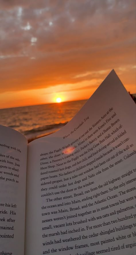 I’m reading a good book at sunset on the beach Beach Books, Pretty Landscapes, Meaningful Connections, Vision Board Inspiration, Beach Reading, Sunset Pictures, American Beauty, Summer Reading, Beach Aesthetic