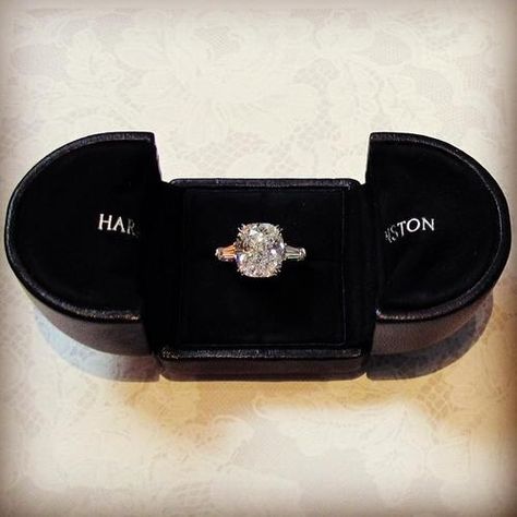 Harry Winston, Blair Waldorf’s ring. Gossip girl fanatic. #AGirlCanDream Chuck Et Blair, Harry Winston Ring, Harry Winston Engagement, Chuck E Blair, Chuck Y Blair, Stile Blair Waldorf, Ed Westwick, Ellie Saab, The Bling Ring