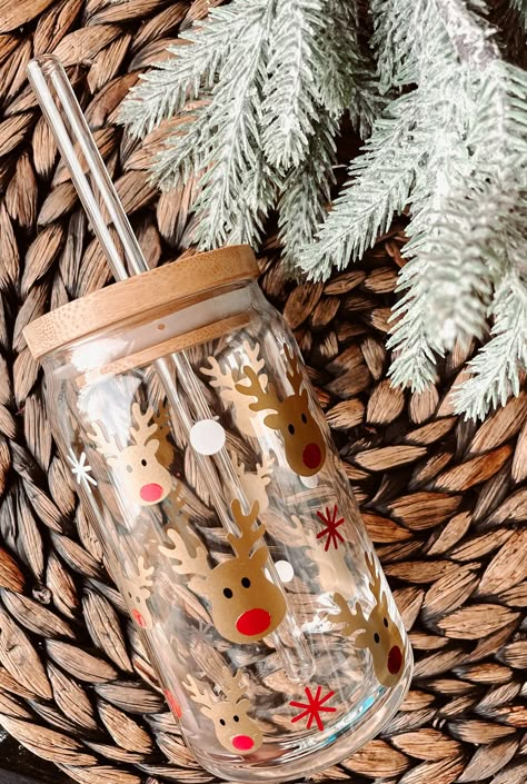 Can Glass Christmas, Dining Table Display, Glass Tumbler Design, Beautiful Dining Table, Cricut Christmas Ideas, Christmas Beer, Christmas Cups, Christmas Glasses, Christmas Vinyl