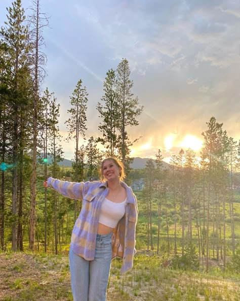 Mountains Summer Outfit, Poses In Cardigan, Cardigan Pose Ideas, Pose With Mountain, Poses For Scenery, Mountain Vacay Outfits, Pose With Scenery, Photo Pose In Forest, Poses On Mountain Top