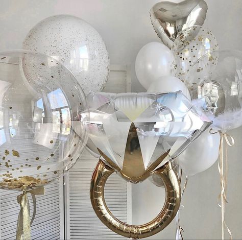 Silver Bride Balloons, Bride Ballons Room, Glitz And Glam Bridal Shower Ideas, Engagement Balloons Decoration, White Bachelorette Party Decor, Classy Bridal Shower Ideas, Engagement Party Balloons, Bachelorette Party Balloons, Small Engagement Party