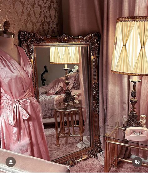 1950s Room Aesthetic, Vintage Beauty Room, Old Hollywood Room Decor, Old Hollywood Bedroom Aesthetic, Old Hollywood Dressing Room, Old Hollywood Room, Vintage Glamour Bedroom, Old Hollywood Aesthetic Room Decor, Vintage Hollywood Aesthetic Room