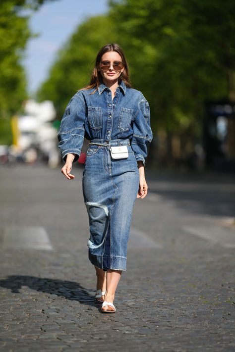 Denim On Denim Outfit Spring, Look Total Jeans, Total Look Jean, Denim On Denim Outfits For Women, All Jeans Outfit, Denim Dress Outfit Summer, Spring Jeans Outfit, Jeans With Sandals, All Denim Outfit