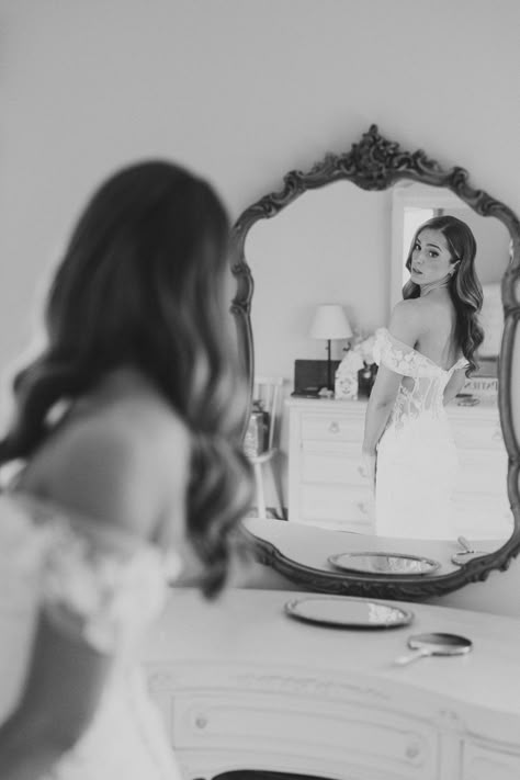 bride looks at self in mirror above grandmother's vanity in NJ | Classy New Year's Eve wedding with emerald and gold details at The Palace at Somerset Park in NJ photographed by Samantha Jay Photo. Bride Posing Ideas, Wedding Mirror Photography, Mirror Wedding Photography, Self In Mirror, Getting Ready In Mirror, Bride Mirror Pictures, Classy Wedding Photos, Bride Details Photography, Bride Poses Bridal Portraits