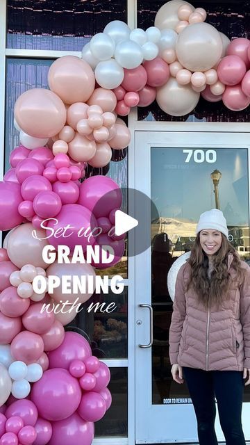 Business Balloon Garland, Ballon Store Design, Balloon Garland Around Door, Storefront Balloon Garland, Grand Opening Ideas Business Decorations Store, Front Porch Balloon Garland, Balloon Store Ideas, Grand Opening Balloon Arch, Grand Opening Balloon Decor