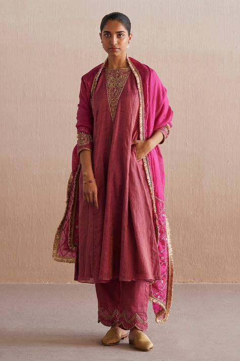 Shop for these amazing collections of Pink Kurta: Cotton Tissue Handwoven And Hand Aayat Pant Set For Women by Weaver Story online at Aza Fashions. Pink Kurta, Kurta Cotton, Traditional Indian Outfits, Kurta Designs Women, Designer Party Wear Dresses, Designer Dresses Casual, Boutique Dress Designs, Party Wear Indian Dresses, Dress Indian Style