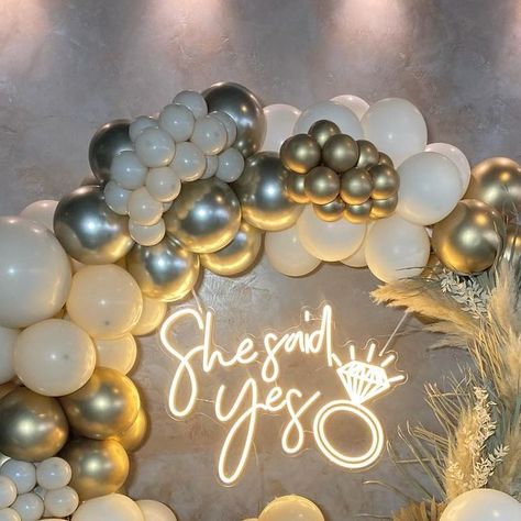 Cute Engagement Decor, She Said Yes Balloon Garland, Surprise Engagement Decorations, Engagement Party Outside Decor, Engagement Party Balloons Decor, Engament Decorations At Home, Engagement Party Board, White And Gold Engagement Party Decor, Engagement Party White And Gold