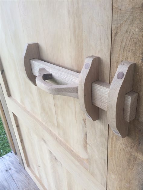 Wood Door Latch, Barn Door Latch Ideas, Sliding Gate Lock Ideas, Diy Door Latch Ideas, Gate Lock Ideas, Door Latch Ideas, Sliding Gate Lock, Wooden Lock, Wooden Hinges