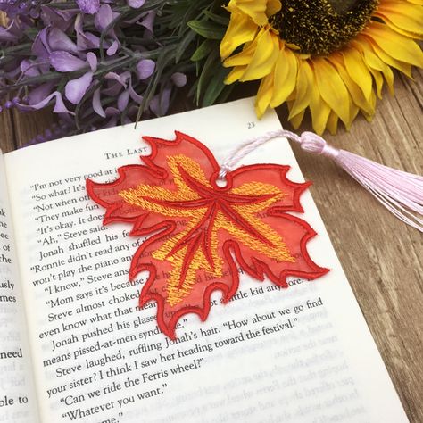 Nature Bookmarks Diy, Thread Bookmark, Green Bookmark Design, Book Mark Ideas Butterfly, Leaves Bookmark, Bookmarks Autumn, Butterfly Bookmark, Leaf Bookmark, Leaf Book