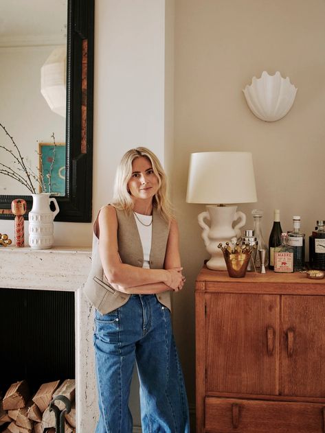 Lucy Williams brings her signature sense of style to her west London house | House & Garden Lucy Williams Home, Lucy Williams Style, Aston Matthews, Hallway Colour Schemes, Sliding Bathroom Doors, Reno Tips, Snug Room, Lucy Williams, Interior Lights