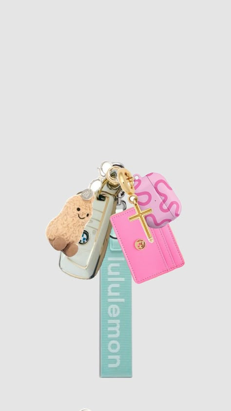 Key Chains Aesthetic With Wallet, Cute Backpack Keychains, Cute Keys Aesthetic, Cute Car Keys Keychains Ideas, Bag Keychain Aesthetic, Car Keychain Aesthetic, Car Keys Keychain Ideas, Cute Keychains For Car Keys, Lulu Keychain