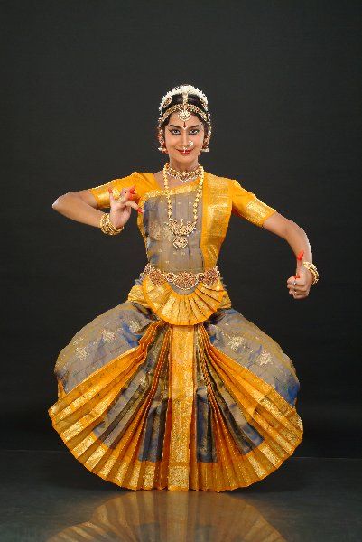 Bharatnatyam Dance, Bharatanatyam Costume, Bharatanatyam Dancer, Indian Classical Dancer, Bharatanatyam Poses, Dance Forms, Dance Of India, Dancer Pose, Indian Classical Dance