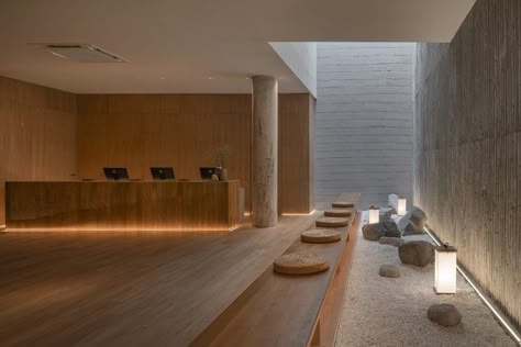 Wellness Spa Interior Design, Interior Design Japanese, Villa Concept, Japanese Spa, Marble Mosaic Floor, White Marble Mosaic, Japanese Onsen, Spa Interior Design, Old Apartments