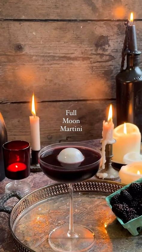 Julianna McIntosh | Did you know that tomorrow is a full moon? This martini is perfect for your witchy celebration. Here’s how to sip this under the full... | Instagram Witchy Drink Recipes, Goth Cocktails, Witchy Cocktails, Witchy Drinks, Moon Cocktail, Cocktail Board, Edible Cocktails, Drink Garnishing, Cinnamon Syrup