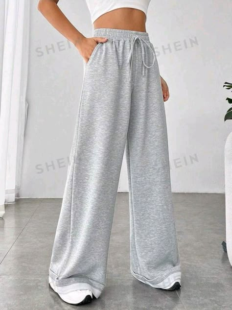 Track Pants Outfit Winter, Aesthetic Joggers, Invierno Aesthetic, Pantalon Boyfriend, Sweet Pants, Track Pants Outfit, Satin Skirts, Campus Outfit, Winter Pants Outfit