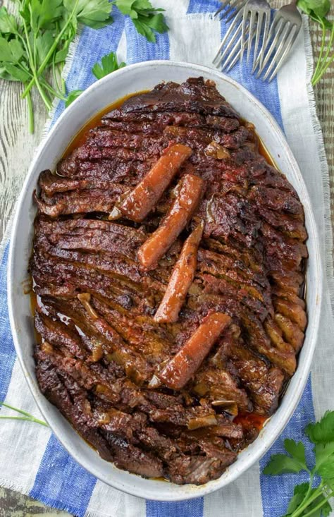 Oval casserole pan with slice braised brisket topped with four cooked carrot slices Braised Brisket, Resepi Biskut, Crockpot Recipes Beef Stew, Brisket Recipe, Beef Brisket Recipes, Brisket Recipes, Where's The Beef, Recipes Beef, Bbq Ribs