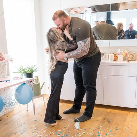 Hafthor Julius Bjornsson, Size Difference Couple, Hafthor Bjornsson, Big Guy Style, Short Girl Problems, Poses For Drawing, Hands In The Air, Tattooed Men, Beautiful Casual Dresses