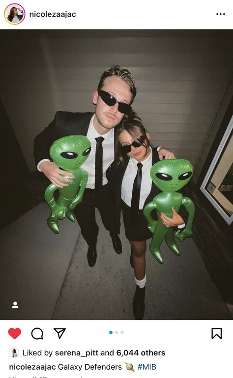 Mib Costume Couple, Men In Black And Alien Costume, Mib Couples Costume, Couple Outfit Halloween, Easy Costume Couple Ideas, Mib Couple Costume, Couples Costumes Brunette, Iconic Couples Costumes Movies, Outfit Halloween Couple