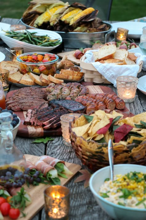 Summer Backyard Dinner with Recipes High End Bbq Party, Outdoor Summer Party Food Ideas Backyard Bbq, Backyard Cookout Food, Bbq Table Set Up, Backyard Dinner Party Food, Bbq Summer Party Food, Summer Bbq Food Backyard Parties, Summer Bbq Dinner Ideas, Farm To Table Meals