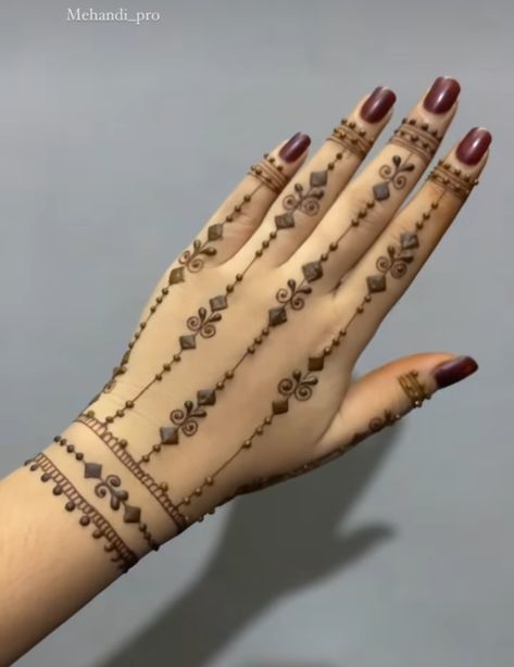 Arebic Mhendi Short, Mehendi Back Hand Designs, Mehendi Disain, Mehendi Back Hand, Arabic Mehndi Designs Back, Arabic Mehndi Designs Back Hand, Mehndi Design Simple Arabic, Mehendi Arabic, Mehndi Designs Back Hand