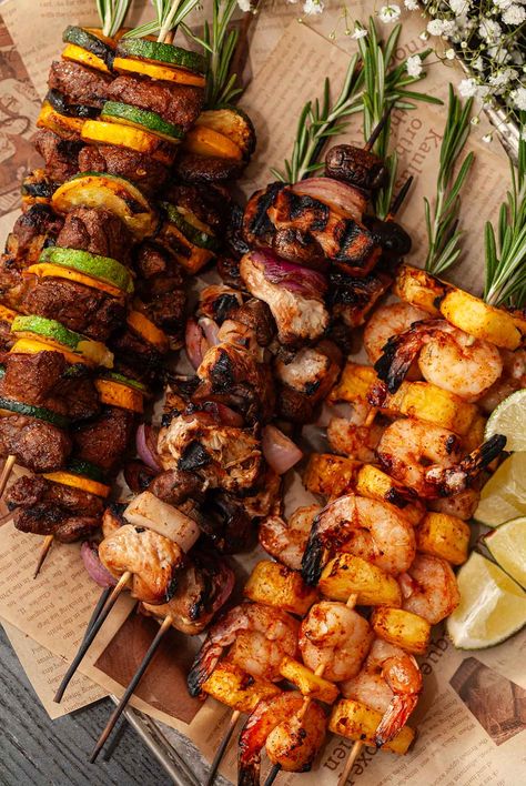 Barbecue Skewers, Family Style Wedding Dinner Menus Food, Wedding Food Chicken, Outside Food, Wedding Skewers, Summer Skewer Recipes, Barbecue Cookout Ideas, Food For Barbeque Party, Bbq Cooking Ideas