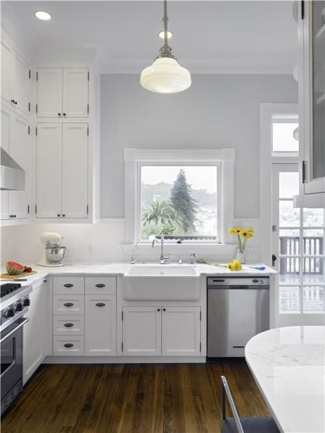 white cabinets kitchen grey walls | Bright kitchen----- white cabinets, gray walls, love that sink. Light Grey Kitchen Cabinets, Grey Kitchen Walls, Grey Blue Kitchen, Kitchen Grey, Light Grey Kitchens, Bungalow Kitchen, Gray And White Kitchen, Kabinet Dapur, Herringbone Backsplash