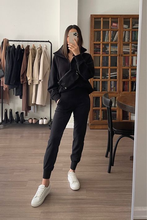 Black Joggers Travel Outfit, Office Athleisure Outfits, Lululemon Jogger Outfit, Classy Comfy Outfits, Athletic Joggers Outfit, Jogger Pants Outfit Women, Athleta Outfits, Black Joggers Outfit, Joggers Outfit Women