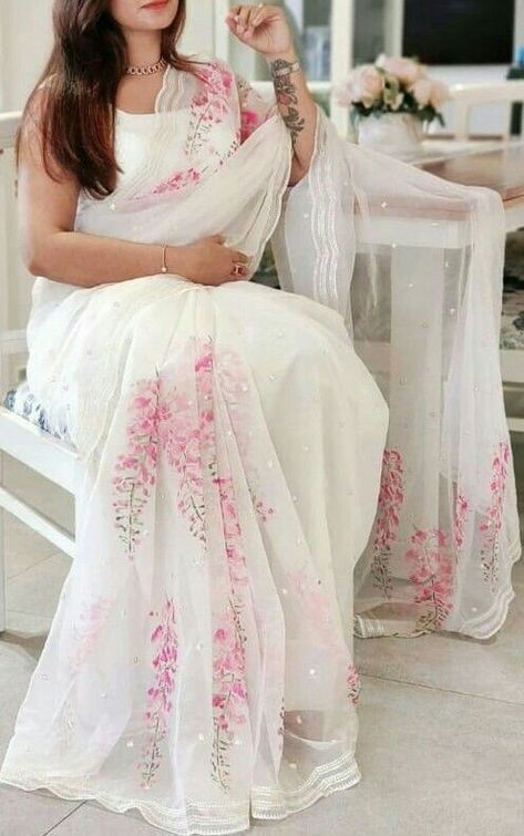 Saree In White Colour, Event Makeup Tutorial, Indian Saree Designs, Trending Saree, Hilarious Dogs, Elegant Sarees, Draping Styles, Sarees For Girls, Simple Saree Designs