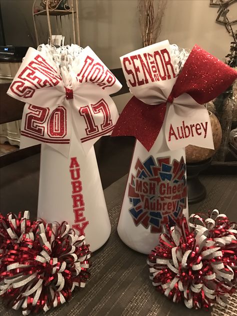 Mini cheer megaphone Decorations Cheer Megaphone Gift Ideas, Cheer Booth Ideas, Cheer Banquet Table Decorations, Cheer Megaphone Designs Ideas Diy, Diy Cheer Megaphone, Megaphone Centerpiece Ideas, Mega Phone Cheerleading Ideas, Cheer Table Decorations, Megaphone Decorations