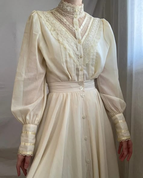 Edwardian Dress Aesthetic, Old Fashioned Wedding Dress, Royalcore Outfit, Storm In A Teacup, Vintage Online Shop, Old Fashion Dresses, Wardrobe Tips, Outfits Chic, Vestidos Vintage