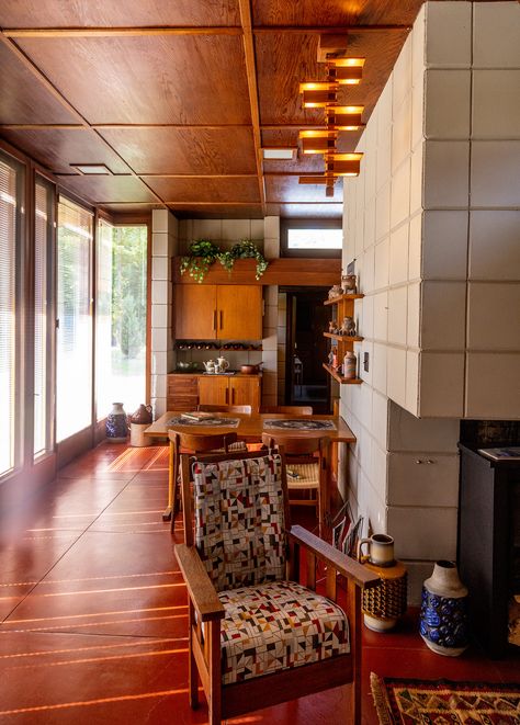 The Eric & Pat Pratt House: Usonian Design by Frank Lloyd Wright | ArchEyes Ennis House Frank Lloyd Wright, Frank Lloyd Wright Color Palette, 80s Architecture, Usonian Architecture, Frank Lloyd Wright Furniture, Ennis House, Frank Lloyd Wright Usonian, Usonian House, Robie House